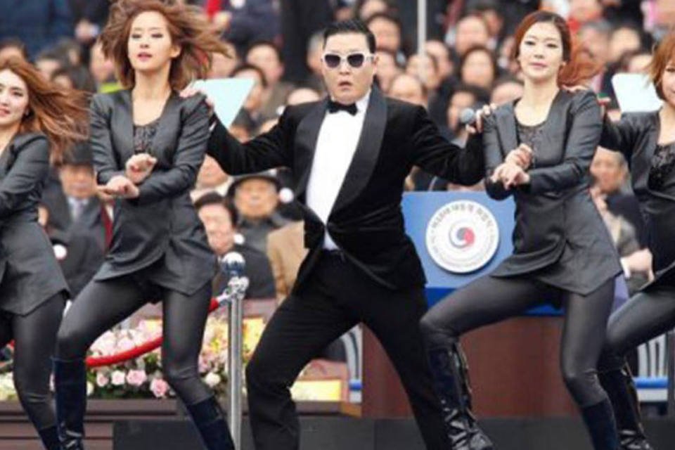 
	Psy se apresenta em Seul: a coreografia, com o famoso passo do cavalo, &eacute; um sucesso em todo o planeta
 (Kim Hong-Ji/AFP)