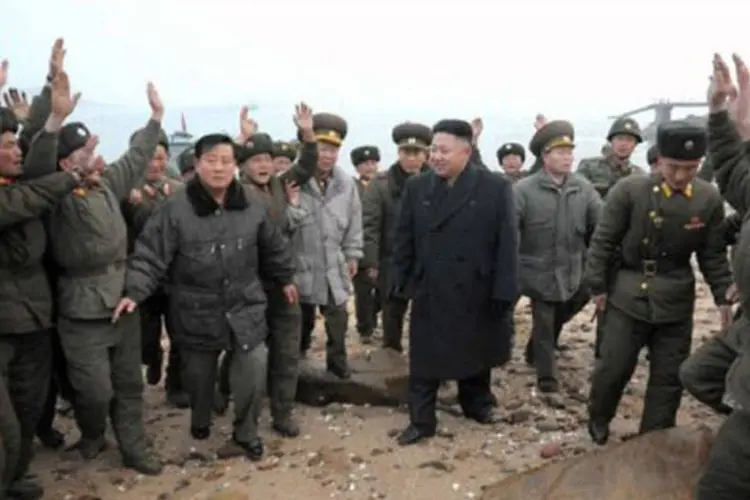 
	Soldados cumprimentam Kim Jong Un durante a visita: as tropas chegaram a ser contidas ao avan&ccedil;arem em dire&ccedil;&atilde;o a ele
 (AFP)