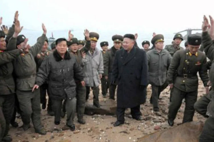 
	Soldados cumprimentam Kim Jong Un durante a visita: as tropas chegaram a ser contidas ao avan&ccedil;arem em dire&ccedil;&atilde;o a ele
 (AFP)