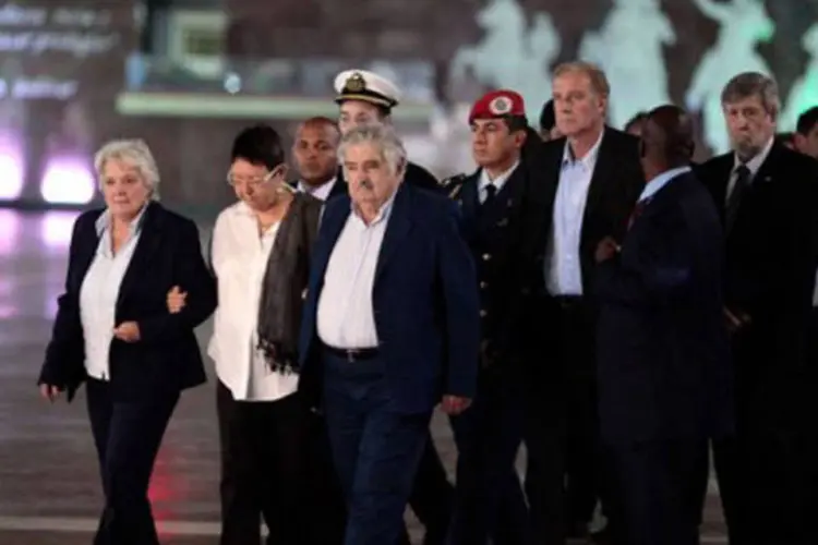 O presidente do Uruguai, José Mujica (c), chega ao velório
 (AFP)