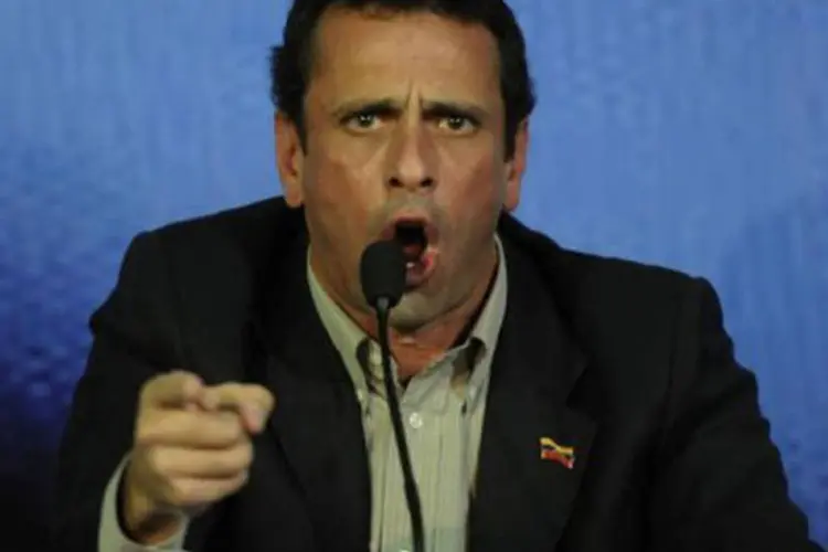 
	Capriles: &quot;&Eacute; preciso enterrar os mentirosos, com votos, para que nunca mais governem a Venezuela&quot;, disse candidato da oposi&ccedil;&atilde;o.
 (Leo Ramirez/AFP)