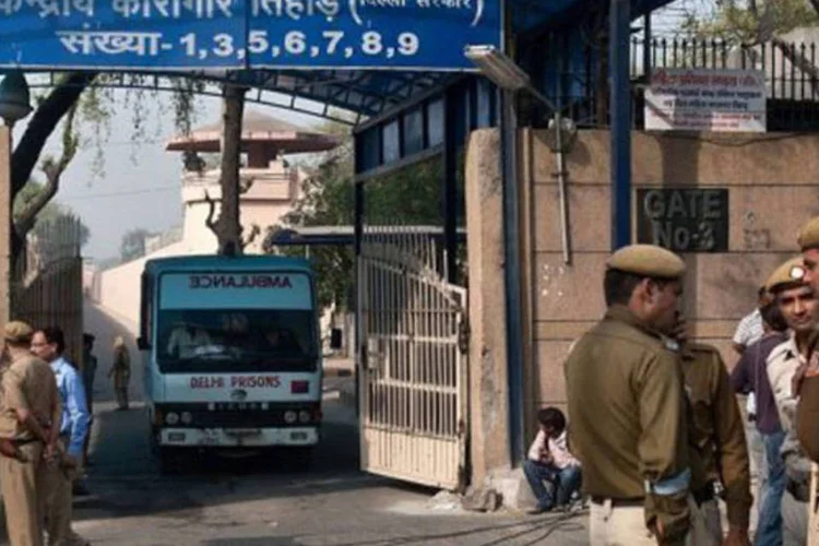 
	Policiais indianos montam guarda em frente &agrave; pris&atilde;o de Tihar, em Nova D&eacute;lhi: a justi&ccedil;a abriu uma investiga&ccedil;&atilde;o para determinar se aconteceram falhas de seguran&ccedil;a (Manan Vatsyayana/AFP)