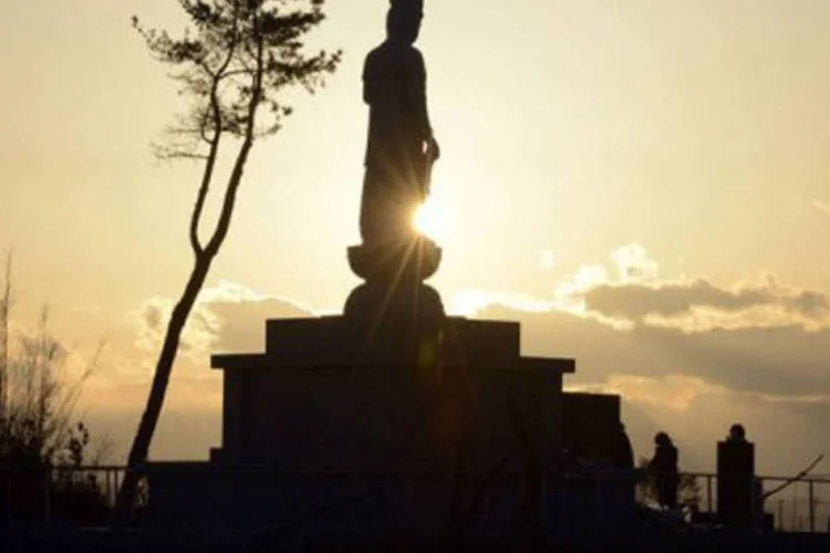 
	Est&aacute;tua budista constru&iacute;da recentemente em homenagem &agrave;s v&iacute;timas do tsunami no distrito de Sendai: os japoneses reclamam que a reconstru&ccedil;&atilde;o n&atilde;o avan&ccedil;a no ritmo desejado
 (Toru Yamanaka/AFP)