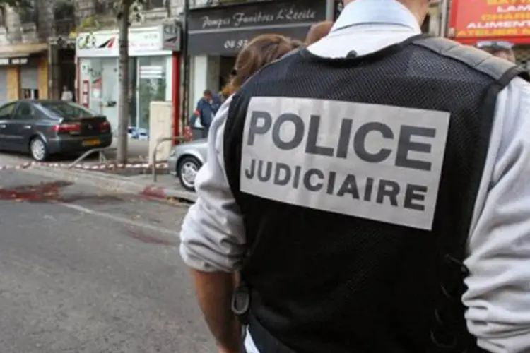 Policial em cena de crime em rua de Nice, na França, em 9 de outubro
 (Jean-Christophe Magnenet/AFP)