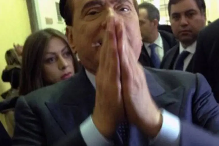 
	Silvio Berlusconi caminha em corredor de tribunal de Mil&atilde;o durante audi&ecirc;ncia: segundo a promotoria, Berlusconi teria pago tr&ecirc;s milh&otilde;es de euros a senador
 (Olivier Morin/AFP)