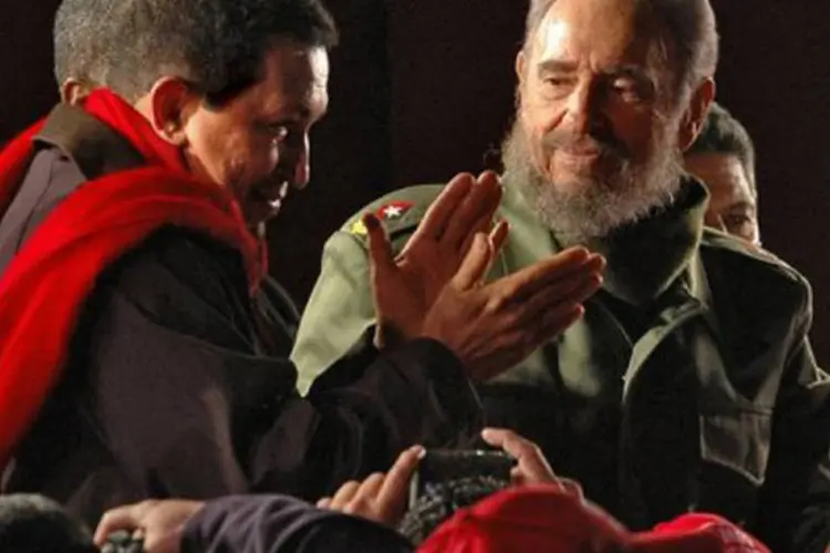 
	Fidel Castro e Hugo Ch&aacute;vez: &quot;cabe a n&oacute;s a honra de ter compartilhado com o l&iacute;der bolivariano os mesmos ideais de justi&ccedil;a social e de apoio aos explorados&quot;, disse
 (Pablo Porciuncula/AFP)