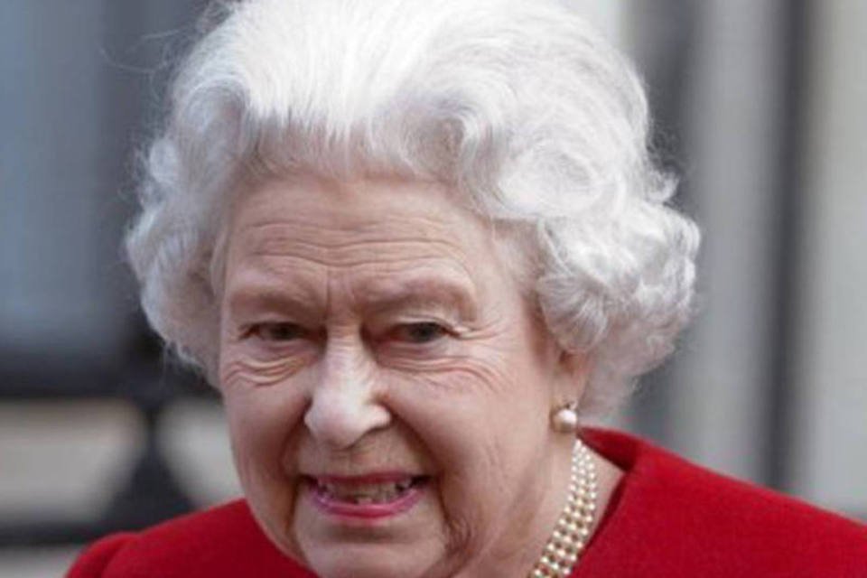 
	Rainha Elizabeth II deixa hospital em Londres: esta foi a primeira hospitaliza&ccedil;&atilde;o de Elizabeth II desde 2003, quando passou por uma cirurgia no joelho
 (Will Oliver/AFP)