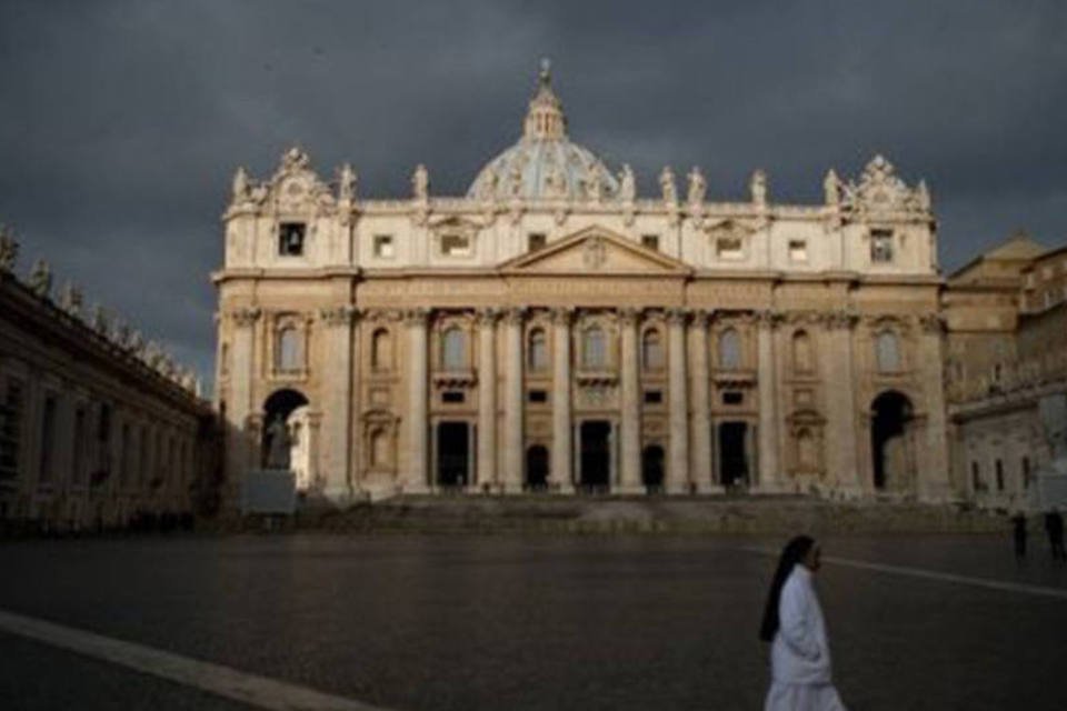 Brasileiro protesta nu no Vaticano