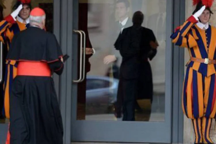 
	Cardeais se re&uacute;nem: &quot;desejavam mais informa&ccedil;&otilde;es, mas n&atilde;o era o tema mais urgente da troca entre os cardeais que se preparam ao conclave&quot;, afirmou porta-voz
 (Filippo Monteforte/AFP)