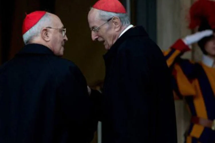 
	Cardeais conversam no Vaticano: novo papa vai enfrentar uma s&eacute;rie de problemas, de esc&acirc;ndalos de abuso sexual &agrave; burocracia central em mau funcionamento
 (Johannes Eisele/AFP)