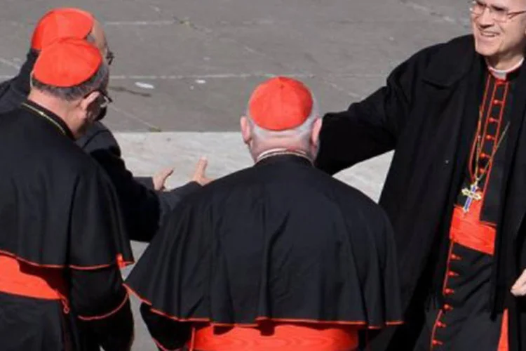 
	Bertone cumprimenta cardeais: seus poderes, no entanto, s&atilde;o reduzidos
 (Alberto Pizzoli/AFP)