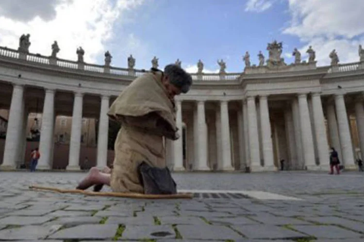 
	Fiel reza na Pra&ccedil;a de S&atilde;o Pedro: a janela do apartamento papal tem vista para a pra&ccedil;a
 (Andreas Solaro/AFP)