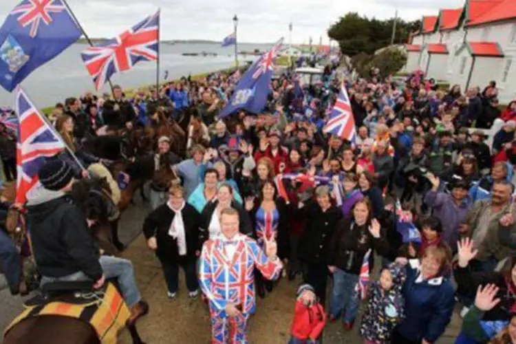 
	Moradores de Stanley, nas Malvinas, no dia 10 de mar&ccedil;o de 2013 durante o referendo
 (Tony Chater/AFP)