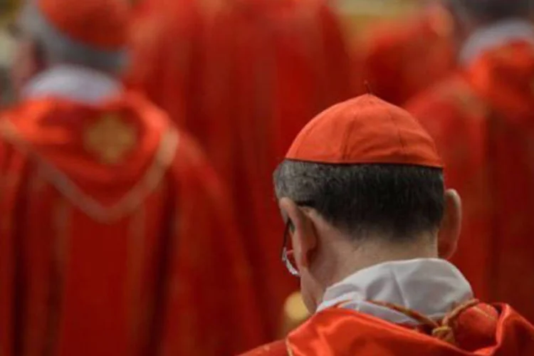 
	Cardeais assistem &agrave; missa &quot;Pro Eligendo Pontifice&quot;: os cardeais entraram em prociss&atilde;o no majestoso templo especialmente iluminado para a ocasi&atilde;o
 (Gabriel Bouys/AFP)