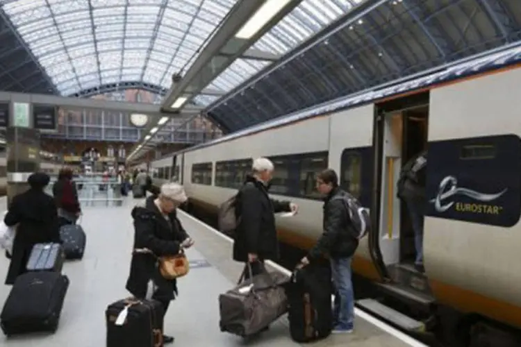 
	Passageiros embarcam em Eurostar em esta&ccedil;&atilde;o de trem em Londres: Fran&ccedil;a, Gr&atilde;-Bretanha, B&eacute;lgica, Holanda e Alemanha s&atilde;o os pa&iacute;ses mais afetados&nbsp;
 (Justin Tallis/AFP)