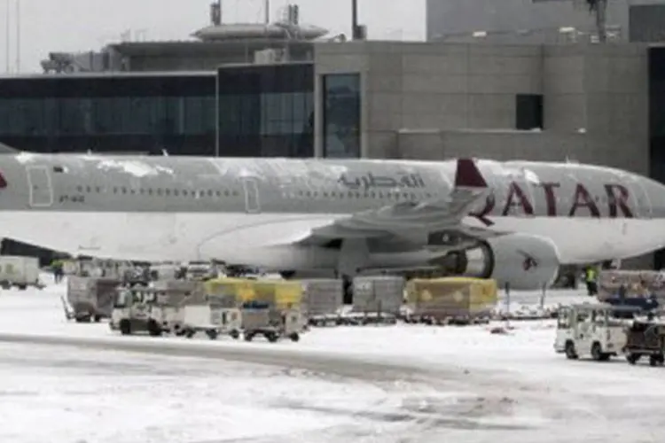 
	Avi&atilde;o da Qatar Airways no aeroporto de Frankfurt: na Alemanha, uma centena de cancelamentos de voos, principalmente de pousos
 (Daniel Roland/AFP)