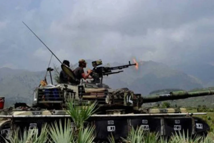 
	Soldados em tanque em Kurram:&nbsp;ao menos 80 pessoas morreram desde 11 de abril em atentados ligados &agrave; campanha eleitoral legislativa.
 (A. Majeed/AFP)
