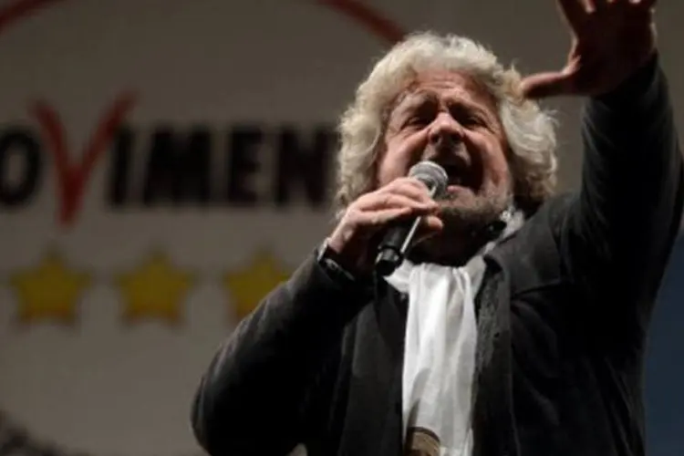 
	Beppe Grillo, l&iacute;der do Movimento Cinco Estrelas: pol&iacute;tico disse que o partido se recusaria a apoiar um voto de confian&ccedil;a a qualquer governo que n&atilde;o seja liderado por seu partido
 (Filippo Monteforte/AFP)
