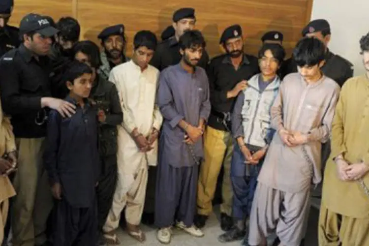Crianças e jovens paquistaneses: os insurgentes usaram as crianças de famílias pobres para colocar bombas de fabricação caseira em locais públicos
 (Banaras Khan/AFP)