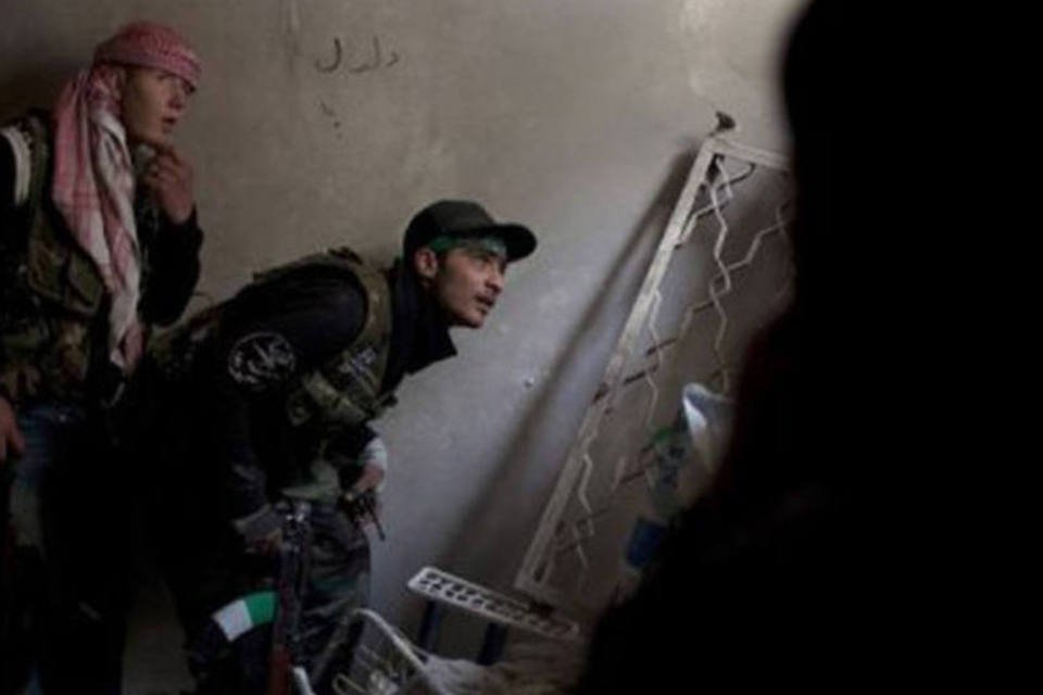 Armar rebeldes viola direito internacional, diz regime sírio