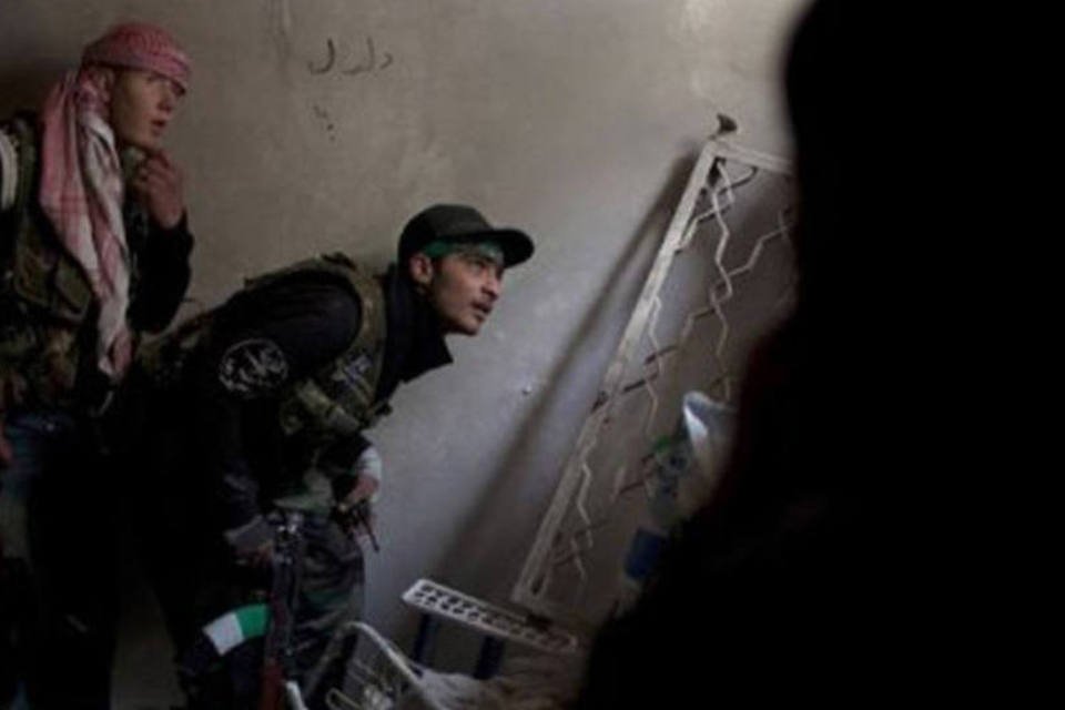 Rebeldes sírios tomam controle de armazém militar em Alepo