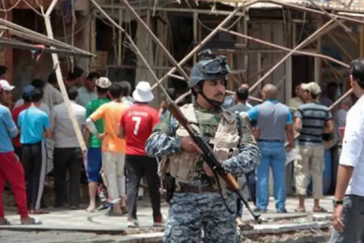 
	Policial iraquiano monta guarda em local de explos&atilde;o em Bagd&aacute; em maio de 2012: a viol&ecirc;ncia continua a ser end&ecirc;mica no Iraque
 (Ali al-Saadi/AFP)