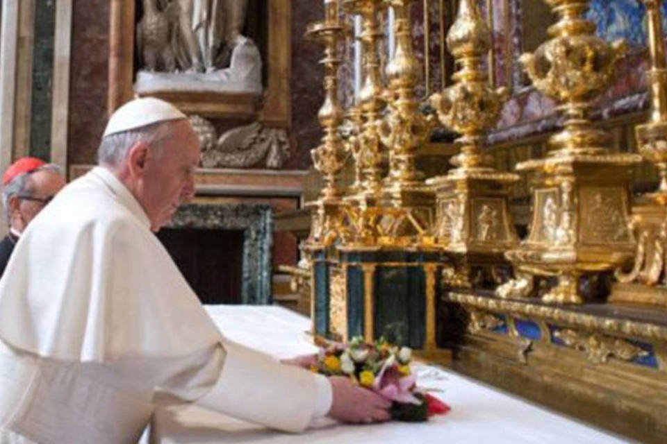 Francisco ora à Virgem em seu primeiro dia como Papa