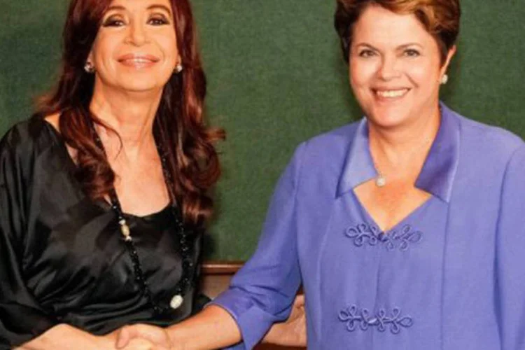 
	Kirchner e Dilma posam no M&eacute;xico antes de encontro do G20: a comiss&atilde;o critica o plano brasileiro de apoio ao setor automotivo e a a pol&iacute;tica argentina de reindustrializa&ccedil;&atilde;o
 (Roberto Stuckert Filho/PR)