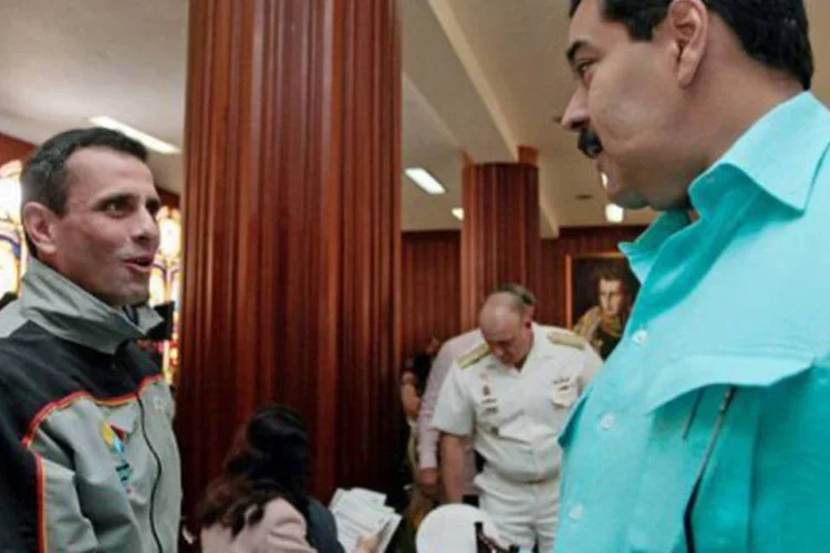 
	Henrique Capriles(E) e Nicol&aacute;s Maduro: &quot;se alguma palavra minha ofendeu o presidente vai minha desculpa p&uacute;blica&quot;, respondeu nesta quinta-feira Capriles (AFP)