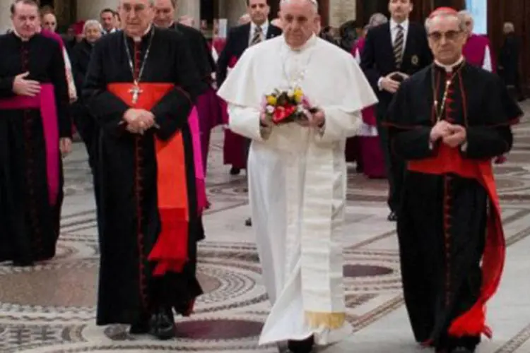 
	Papa Francisco se prepara para ora&ccedil;&atilde;o: ele [papa Francisco] &eacute; uma pessoa pr&oacute;xima a todos, como um vizinho&rdquo;, ressaltou o porta-voz do Vaticano
 (AFP)