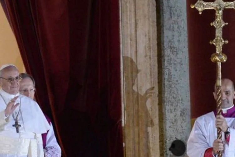 
	Papa Francisco fala &agrave; multid&atilde;o reunida na Pra&ccedil;a de S&atilde;o Pedro: &quot;aqueles que o conhecem sempre o viram com boa sa&uacute;de&quot;, acrescentou o porta-voz
 (Filippo Monteforte/AFP)