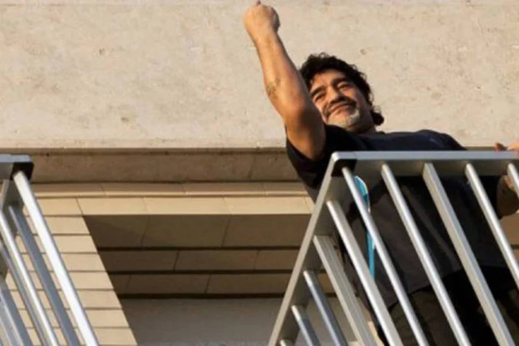 
	Diego Maradona em N&aacute;poles: &quot;o Deus do futebol &eacute; argentino e agora o Papa tamb&eacute;m &eacute; argentino, uma coisa que deixa seu pa&iacute;s feliz&quot;, disse referindo-se a si mesmo
 (Carlo Hermann/AFP)