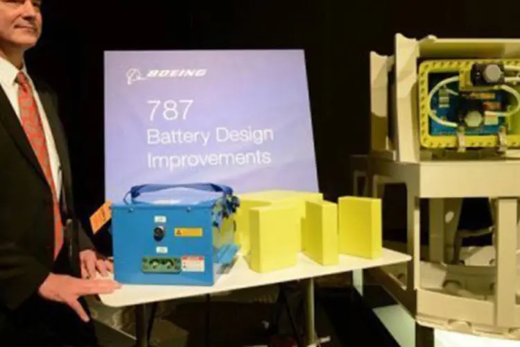 
	Mike Sinnett, engenheiro chefe do projeto do Boeing 787: ele apresentou solu&ccedil;&otilde;es para o problema da bateria, que provocou a suspens&atilde;o dos voos deste modelo de aeronave desde janeiro
 (Toshifumi Kitamura/AFP)