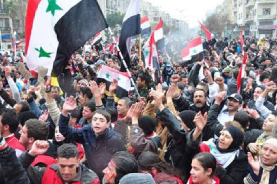 Revolta completa dois anos na Síria e opositores protestam