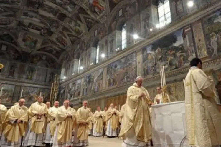 Papa Francisco lidera missa na Capela Sistina, no Vaticano, em 14 de março de 2013:  ao conversar com os cardeais, o papa apelou para que deixem de lado o pessimismo (AFP)