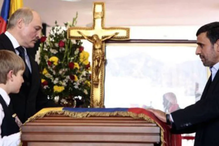 
	Ahmadinejad presta homenagem junto ao caix&atilde;o de Ch&aacute;vez: clero iraniano ficou contrariado com os coment&aacute;rios do presidente
 (Miguel Angel Angul/AFP)