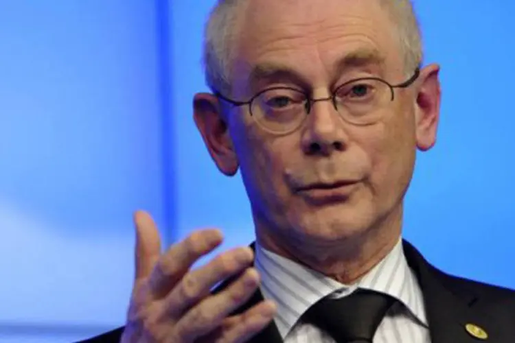 
	O presidente do Conselho Europeu, Herman Van Rompuy: a Fran&ccedil;a e o Reino Unido pressionaram pela suspens&atilde;o dessa medida para, assim, poder armar os rebeldes
 (Georges Gobet/AFP)