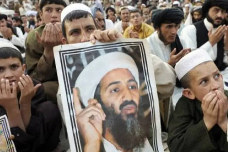 
	Partid&aacute;rios do Talib&atilde; seguram retrato de Bin Laden: um m&eacute;dico, Shakil Afridi, acusado de ter cooperado com os EUA, foi condenado no ano passado a 33 anos de pris&atilde;o
 (Banaras Khan/AFP)