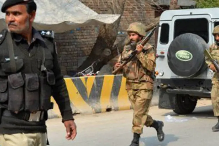 
	Soldado paquistaneses em Peshawar: vento interrompeu o fornecimento de energia e os servi&ccedil;os de telecomunica&ccedil;&atilde;o
 (A. Majeed/AFP)