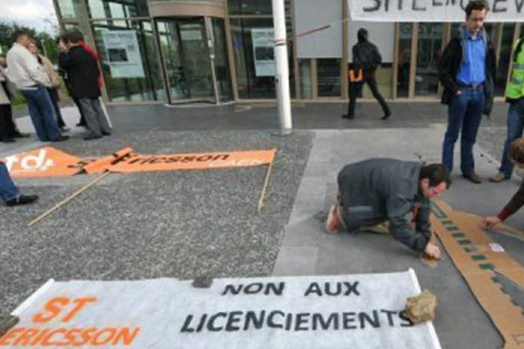 
	Funcion&aacute;rios da ST-Ericsson protestam em Colombelles, Fran&ccedil;a, em junho de 2009: a empresa n&atilde;o teve nenhum trimestre rent&aacute;vel desde sua cria&ccedil;&atilde;o, no in&iacute;cio de 2009
 (Mychele Daniau/AFP)