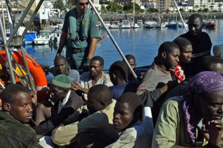 
	Imigrantes subsaarianos em embarca&ccedil;&atilde;o da pol&iacute;cia depois de serem resgatados em 2005: depois de uma redu&ccedil;&atilde;o da onda migrat&oacute;ria, a Espanha teve de refor&ccedil;ar no final de agosto seu dispositivo de seguran&ccedil;a
 (Samuel Aranda/AFP)