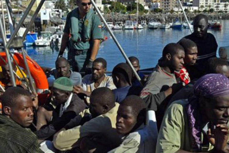 Resgatados 35 imigrantes em balsa inflável rumo a Espanha