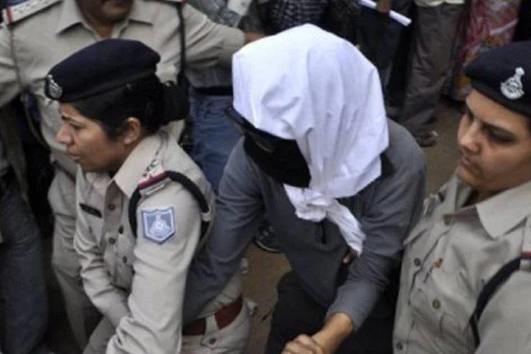 
	Policiais levam mulher su&iacute;&ccedil;a que foi estuprada a hospital: a v&iacute;tima circulava de bicicleta com o marido pelo estado de Madhya Pradesh quando v&aacute;rios homens atacaram o casal (AFP)