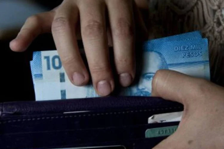 Carteira com nota de dez mil pesos: o resultado é levemente inferior ao crescimento registrado em 2011
 (Martin Bernetti/AFP)