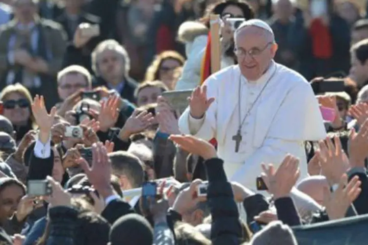 
	O Papa argentino, vestido com a batina branca, passa pela grande esplanada vaticana antes da missa: a cerim&ocirc;nia durou pouco mais de duas horas e meia
 (Vincenzo Pinto/AFP)