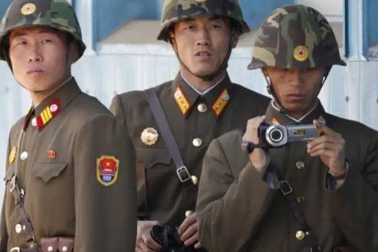 
	Soldados norte-coreanos fazem v&iacute;deo: as autoridades norte-coreanas, furiosas com as san&ccedil;&otilde;es da ONU impostas depois de seu teste nuclear, amea&ccedil;aram o governo dos EUA
 (Jo Yong-Hak/AFP)
