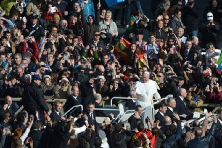 
	Papa Francisco acena para peregrinos em sua chegada para a missa inaugural:&nbsp;Francisco aben&ccedil;oou v&aacute;rios beb&ecirc;s levantados por seus pais na multid&atilde;o, fiel ao estilo pessoal que vem demonstrando.
 (Gabriel Bouys/AFP)