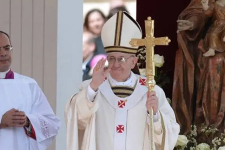 
	Papa Francsico durante a missa da inaugura&ccedil;&atilde;o de seu pontificado: vestido com uma simples casula sobre a batina branca, pediu a prote&ccedil;&atilde;o do &quot;entorno em que vivemos&quot; (Filippo Monteforte/AFP)