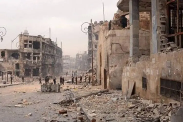 
	Tropas s&iacute;rias se posicionam em &aacute;rea destru&iacute;da de Alepo: &eacute; a primeira vez que o regime do presidente Bashar al-Assad acusa os rebeldes do uso de armas qu&iacute;micas
 (AFP)