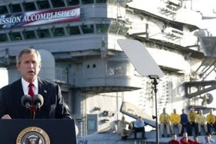 
	O ent&atilde;o presidente americano, George W. Bush, faz um pronunciamento &agrave; na&ccedil;&atilde;o no porta-avi&otilde;es Abraham Lincoln, em 2003
 (Stephen Jaffe)